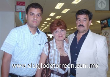 16072007
Jesús Martínez viajó a Matamoros, lo despidieron Jenny y Jesús Martínez.