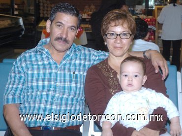 16072007
Juan Chávez, Cuquis de Chávez y Santiago Herrera viajaron al DF.