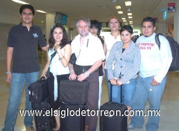 17072007
Mario, Rebeca y Alexandra Rambaudi viajaron a Turín, los despidieron familiares.