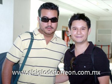 18072007
Con destino a Puerto Vallarta viajaron Jesús Venegas y Omar Coyoli.