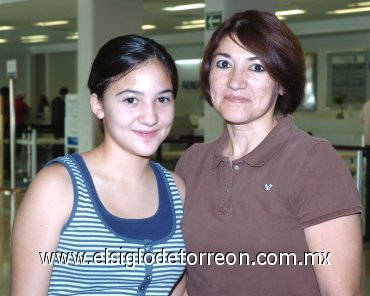 19072007
Andrea Alvarado viajó a Mazatlán, la despidió María Eugenia Alvarado.
