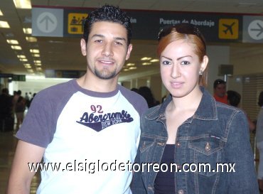 19072007
Ulises Sandoval y Karla León viajaron con destino a Puerto Vallarta.