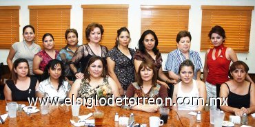 22072007
Aída Elías Díaz de León, en la despedida de soltera que le ofrecieron sus compañeras del Tribunal Unitario.