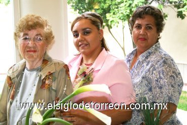 22072007
Blanca Díaz Núñez acompañada de las anfitrionas de su despedida, Blanca Núñez de Díaz y Blanca Alicia Santos de Núñez.