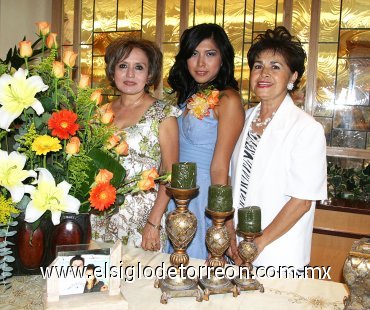 22072007
La festejada junto a su mamá, Teresa Maldonado de Cervantes y su futura suegra, Yolanda Villarreal de Montañez.