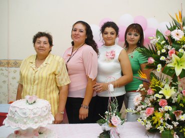 25072007
Alma Lilia Rodríguez Abá junto a María Santiesteban Cota, Ana Lizeth y Elsa Patricia Rodríguez Abá, en su fiesta pre nupcial.