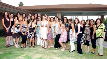 25072007
Margarita Chiffer, en compañía de algunas de sus invitadas a su despedida de soltera.