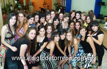 26072007
Elia María Dávalos Arriaga, acompañada de sus amigas y familiares.