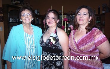 27072007
Julia Cassani Sosa junto a Julia Sosa de Cassani y Elisa Hemkes de Cortés, anfitrionas de su despedida.