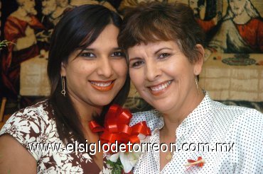 29072007
Claudia Giselle Cortés Frayre junto a su mamá, Enriqueta Frayre de Cortés, anfitriona de su despedida.