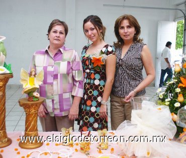 30072007
Elia María Dávalos Arriaga, acompañada de Patricia M. de De Anda y Elia María Arriaga de Dávalos, en su despedida.
