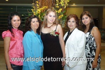 30072007
La futura novia junto a Rosario Muñoz de Marenco, Lizbeth Marenco Muñoz, Luz del Carmen Aguilar de Carrasco y Tanya Carrasco Aguilar.