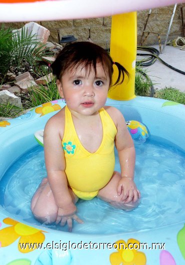 2207207
Un refrescante y divertido primer cumpleaños disfrutó Julia de Santiago Meléndez.