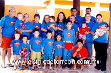 22072007
Diego Cristiano Puente Mata celebró su primer cumpleaños con una divertida fiesta organizada por sus padres, Édgar e Ilse Puente, a la que asistieron sus familiares con playeras de Superman.