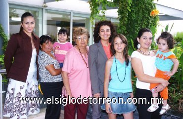 2207207
Ninfa Saavedra Villarreal festejó su 73 cumpleaños, al lado de sus hijas Laura Elena y Leticia Isabel Saucedo, su nuera Cristina de Saucedo y sus nietas Victoria, Jimena y Gaby.