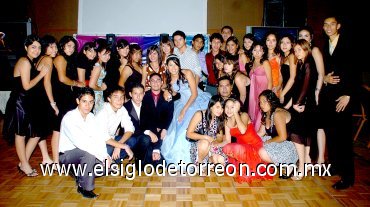 20072007
Gisela Valeria Rivera Esparza, acompañada por algunos de sus amigos en su fiesta de XV años.