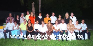 23072007
Primos Juan Antonio, Susana y Jorge, Jaime y Rocío, Chacha, Carmelita y Emilio, Laura, Pepe y Rosy, Felipe y señora, Alejandra y Ángel, Gloria, Josefina, Leonor, Érika y Chuy, Reina, Olga y Pedro.