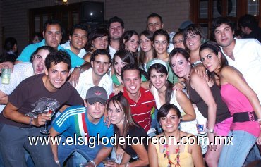 23072007
Tania Trasfí, en su fiesta de cumpleaños rodeada de algunas de sus amistades.