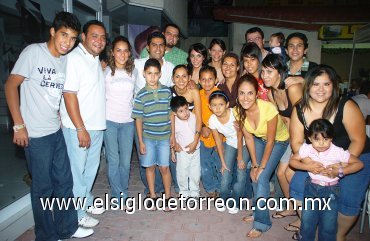 29072007
Armando con algunos de sus primos, que se reunieron en su fiesta.