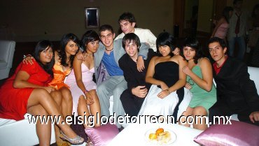 29072007
José Luis Siller, Mary Carmen Ramírez, Claudia Cervantes, Mariángel Reynoso, Óscar Cabrera, Rodolfo Sarmiento, América Paola Cárdenas, Fanny Aguilera y Alejandro Conchos, en una fiesta de quince años.