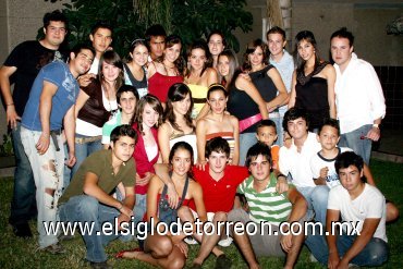 31072007
En la compañía de sus respectivas amistades, Zaira Aguiñaga y Elena Webb disfrutaron de una fiesta de despedida que se les organizó por su viaje de estudios a Francia.