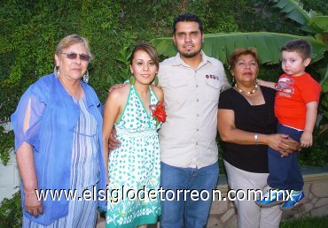 17072007
Alejandra Ángeles Oliden y José Alfredo Barretero Castro contraerán nupcias, fueron despedidos de su vida de solteros con una fiesta organizada por María del Rosario y Susana.