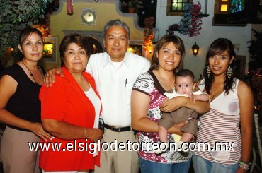 22072007
José Luis Serrano Salas celebró su jubilación de la Escuela Secundaria No. 92 Turno Vespertino, acompañado de su esposa María de la Luz de Serrano y sus hijas María, Lupita, Lety y Silvia.