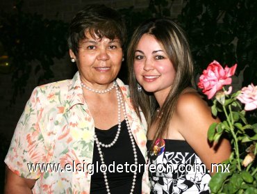 25072007
Judith Olvera Gutiérrez también celebró ese día su cumpleaños, la acompaña su mamá Elba Gutiérrez de Olvera.