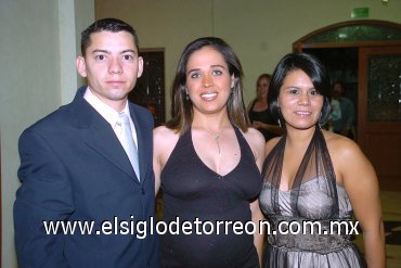 25072007
Mario Alberto Reyes Cisneros, Haydé Nevárez de Reyes y Jazmín Domínguez Aguirre.