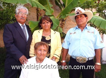 26072007
Doña Marisela Núñez de Jiménez festejó sus 85 años de vida, al lado de su esposo Francisco y sus hijos Raymundo y Julia Jiménez Núñez.