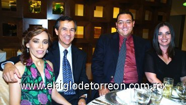 27072007
_Adriana Pedroza de Allegre y Javier Allegre del Cueto, Sergio Vargas García y Pilar Escoruela de Vargas.