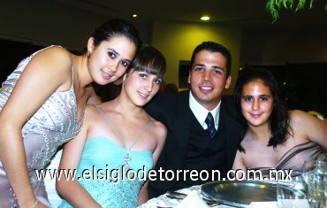 27072007
Alexandra Treviño, Marifer Treviño, Jesús Córdova y Martha Sofía Treviño.