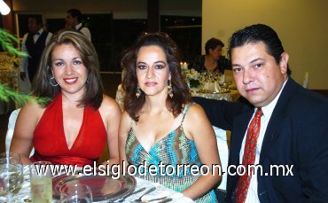 27072007
Ana Orduña de Ambricio, María Isabel de Galarza y Humberto Galarza.