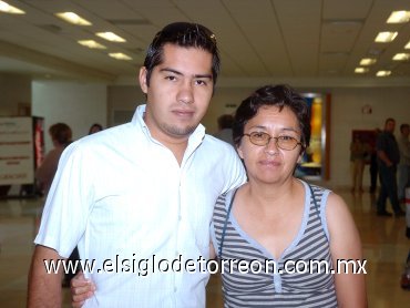 20072007
Patricio Uribe viajó a Puerto Vallarta, lo despidió Alejandra Sanjuán.