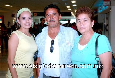 21072007
José Guillén viajó a Tijuana, lo despidieron Brenda Saldívar y Juana Guillén.