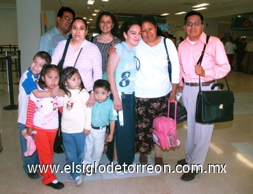 22072007
Joel González, Elizabeth y Rubí Bautista viajaron a Tijuana, los despidió su familia.