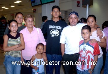 22072007
Martha Esquivel y Gerardo González viajaron a Tijuana, los despidió su familia.