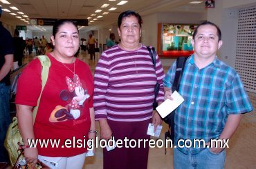 24072007
Mariana, Memo y Laura de Anda viajaron a Los Cabos.