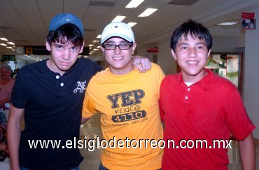 24072007
Saad Milán viajó a Alemania, lo despidieron Andrés Pámanes y Emmanuel Vega.