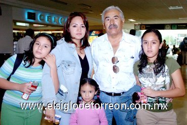 25072007
Porfirio, Angélica, Melissa, Greta y Zuzeteh Ramos viajaron a Tijuana.