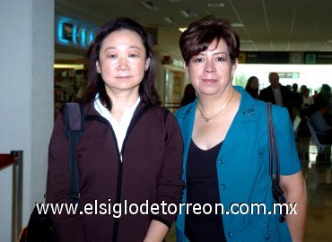 26072007
Evangelina Hirata llegó del DF, la recibió Ana Laura Burciaga.
