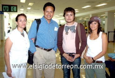 26072007
Jorge Lugo y Jorge Lugo Jr. viajaron al Distrito Federal, los despidieron Patricia y Gema.