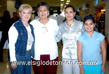 26072007
Socorro de Quiñones y Marycarmen Mora viajaron a España, las despidieron Paty Quiñones y Maryfer Gándara.