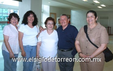 28072007
Antonio y Victoria Galicia viajaron a Mazatlán, los despidieron Blanca, Elizabeth y Victoria Galicia.
