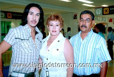 28072007
Bertha Zapata, Jesús y José Luis Cossío viajaron a Mazatlán.
