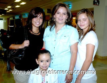 28072007
Rosa, Larissa, Mariana y Rosa Rosas viajaron a Ciudad Juárez.