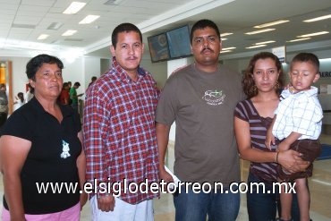 29072007
Juan Francisco Rodríguez viajó a Tijuana y fue despedido por Idalia, Juan Carlos, Edgar y Eva.