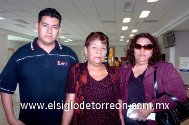 30072007
Marcela Vázquez viajó a Tijuana, la despidieron Jesús y Margarita García.