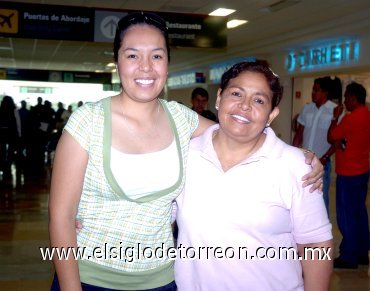 30072007
Martha Benavente y Santa Núñez viajaron a Veracruz.