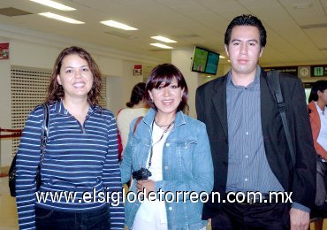 31072007
Juana Martínez y Víctor Ramírez llegaron a Torreón desde la Ciudad de México y los recibió Malú Díaz.